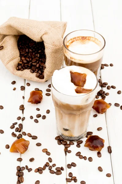 Würfel in einem Glas Eiskaffee. — Stockfoto