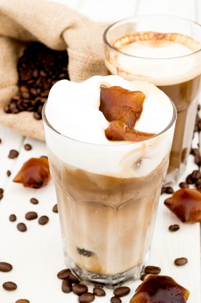 Cubo in un bicchiere di caffè freddo . — Foto Stock