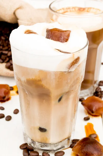 Cubo in un bicchiere di caffè freddo . — Foto Stock