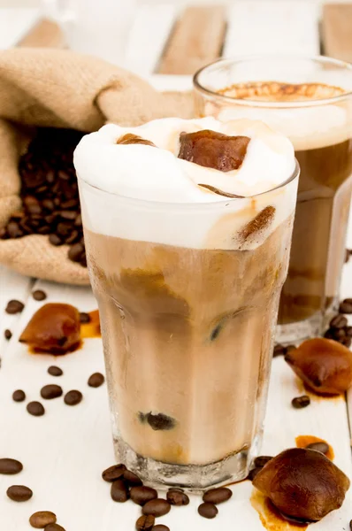 Cubo in un bicchiere di caffè freddo . — Foto Stock