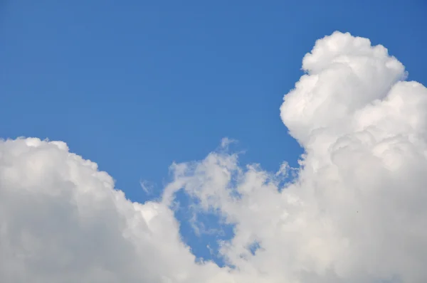 Nube blanca con fondo azul del cielo — Foto de Stock