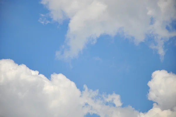 Nube blanca con fondo azul del cielo — Foto de Stock