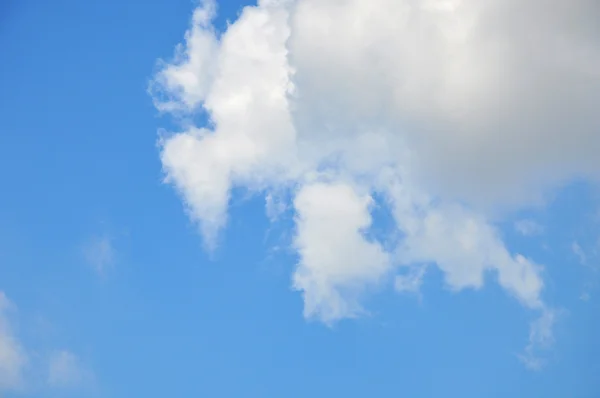 Nube blanca con fondo azul del cielo — Foto de Stock