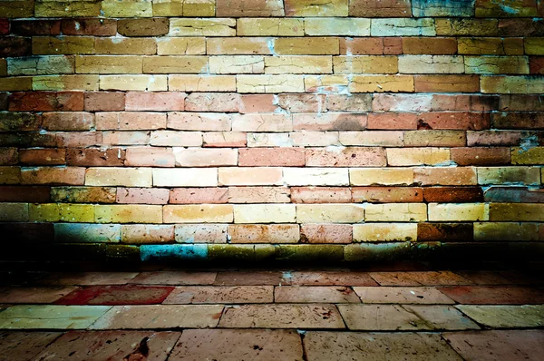 Vuoto vecchia camera spaziosa con pietra grungy muro intemperie pavimento sporco . — Foto Stock