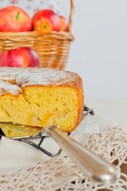 elmalı turta bir kafes üzerinde