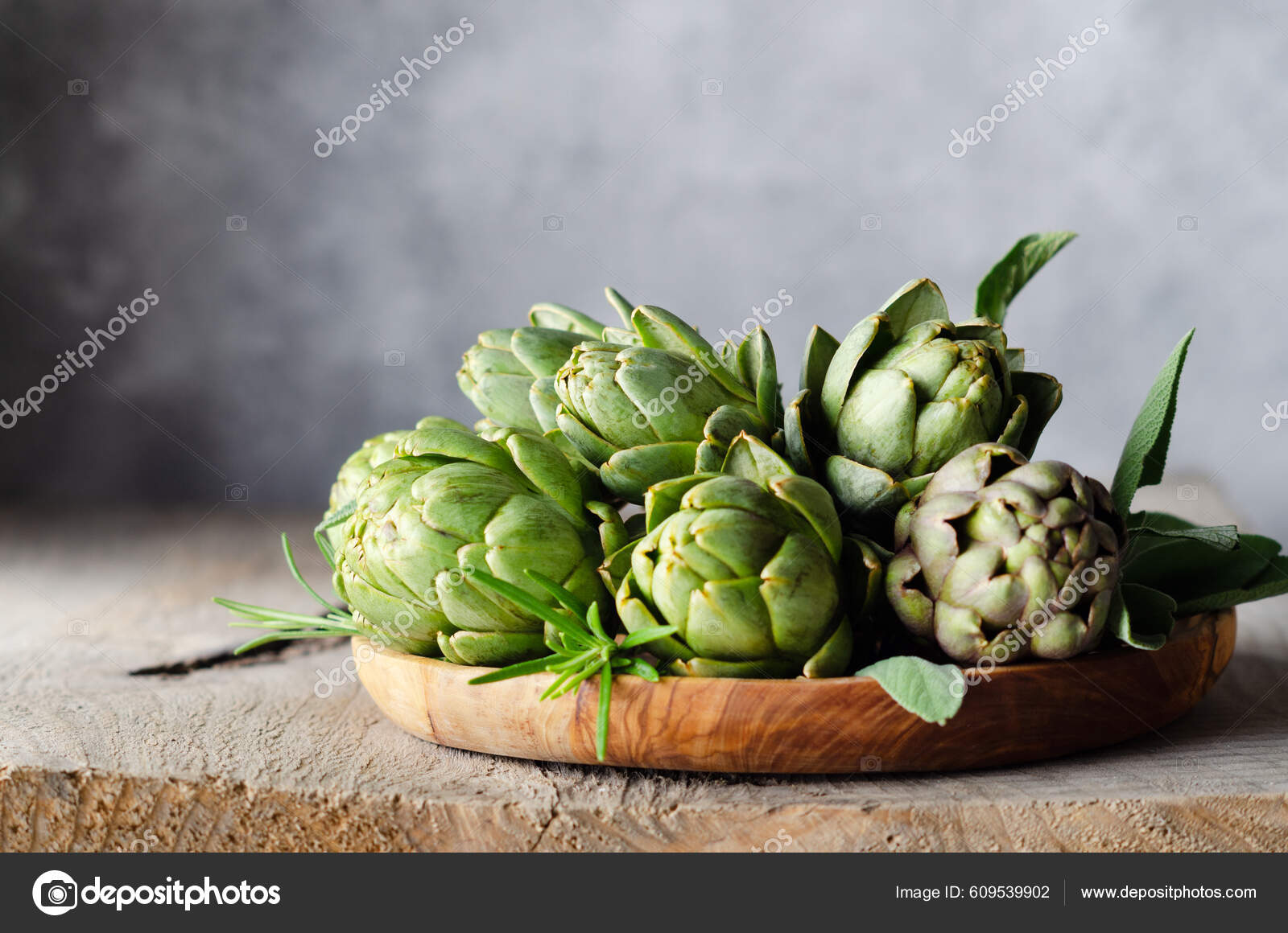 木製のプレートにアーティチョークの花 選択的焦点 ストック写真 C Laroinovaolga