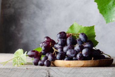 Tahta tabakta siyah üzüm. seçici odak.