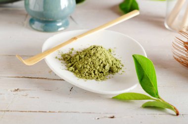 Kibrit tozu çayı, Japon çayı, açık ahşap arka planda..