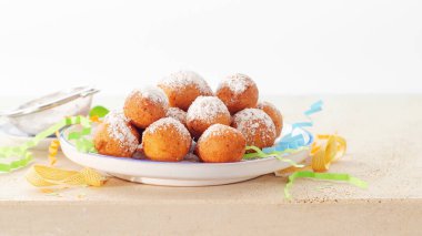 İtalyan karnaval börekleri pudra şekeriyle tozlanmış. Boş metin alanı ile.