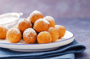 İtalyan karnaval börekleri pudra şekeriyle tozlanmış. Boş metin alanı ile.