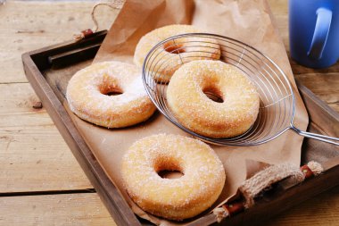 İtalyan karnaval börekleri pudra şekeriyle tozlanmış. Boş metin alanı ile.