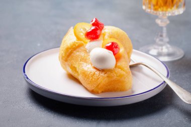 İtalyan tatlı Napoli Bab 'ı, vişneli rom şurubu..