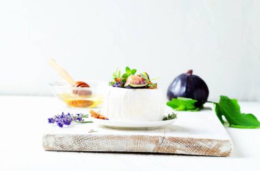 Cevizli peynirli peynir ve beyaz arka planda incir..