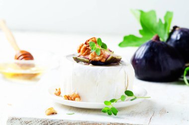 Cevizli peynirli peynir ve beyaz arka planda incir..