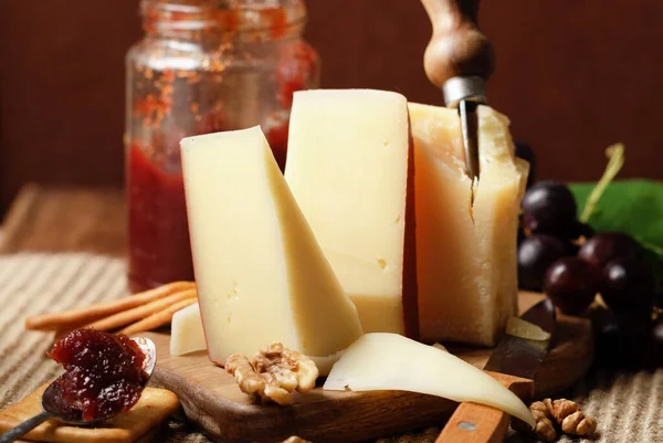 Fontal Queso Italiano Vaca Pasteurizado Con Uvas Negras Mermelada Nuez — Foto de Stock