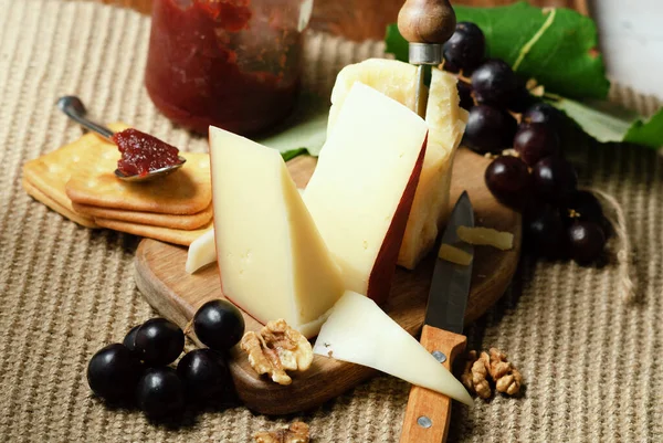 Fontal Queso Italiano Vaca Pasteurizado Con Uvas Negras Mermelada Nuez — Foto de Stock