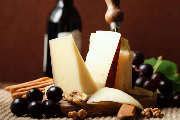 Fontal Italian Pasteurized Cow Milk Cheese Black Grapes Red Wine — Stock Photo, Image