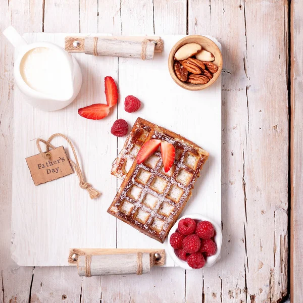 Ontbijt Voor Papa Wafels Met Verse Bessen Vaderdag Concept — Stockfoto