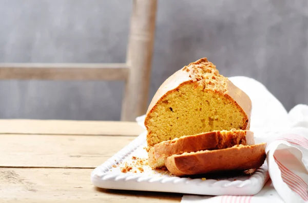 Plumcake Fehér Kerámia Lemez Rusztikus Asztalon — Stock Fotó