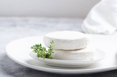 Beyaz tabakta İtalyan tomino peyniri.