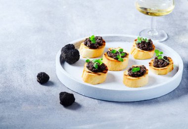 Siyah trüf mantarı ve hafif arkaplanlı şifalı bitki..