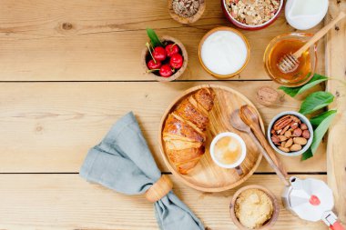 Bir fincan espresso, kruvasan, ahududu, müsli, fındık, süt ve yoğurtlu tipik İtalyan kahvaltısı..