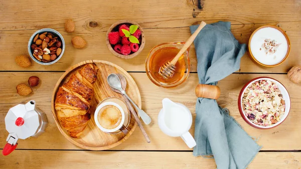 Typisch Italiaans Ontbijt Met Een Kopje Espresso Croissants Cheirries Frambozen — Stockfoto