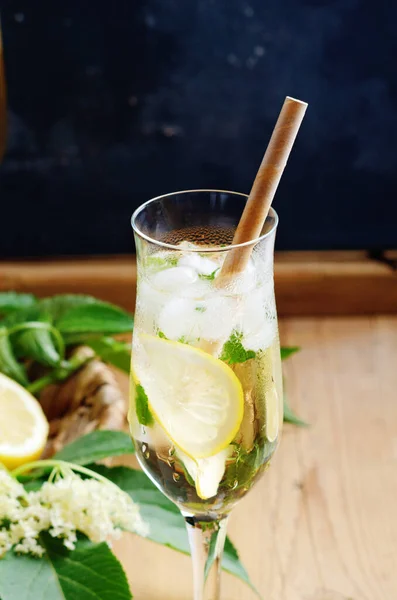 Fresh Summer Eldenflower Drink Hugo Lemon Mint Rustic Wooden Background — Stock Photo, Image