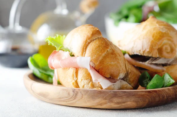 Sanduíche Italiano Com Carne Porco Presunto Defumado Com Uma Salada — Fotografia de Stock