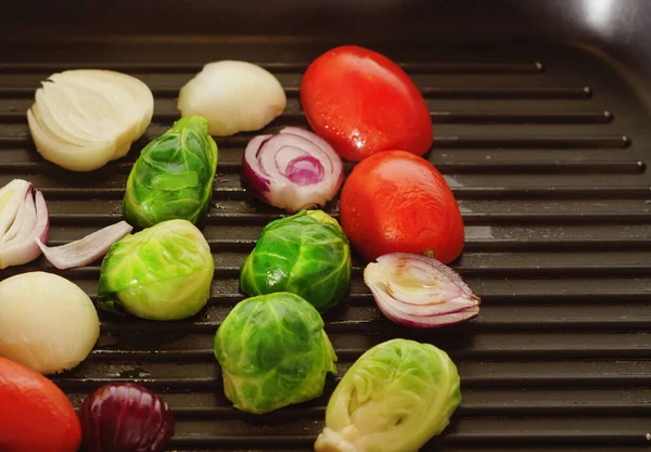 Germogli Bruxelles Con Cipolla Pomodoro Alla Griglia — Foto Stock