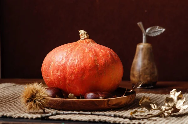 Bodegón Otoño Con Calabaza Castañas Con Hojas Doradas Otoño Sobre — Foto de Stock