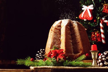 Geleneksel İtalyan Noel tatlı ekmeği vanilya aromalı krema şekeri ve ahşap arka planda Noel süslemeleri. Boşluğu kopyala.