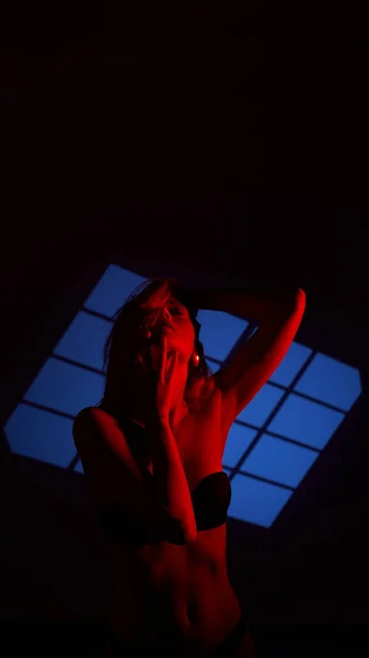 Красива Дівчина Позує Червоному Світлі Незвичайна Фотосесія Моделлю — стокове фото