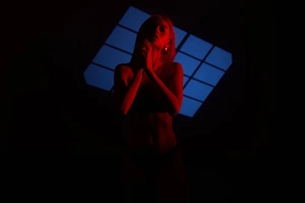 Красива Дівчина Позує Червоному Світлі Незвичайна Фотосесія Моделлю — стокове фото