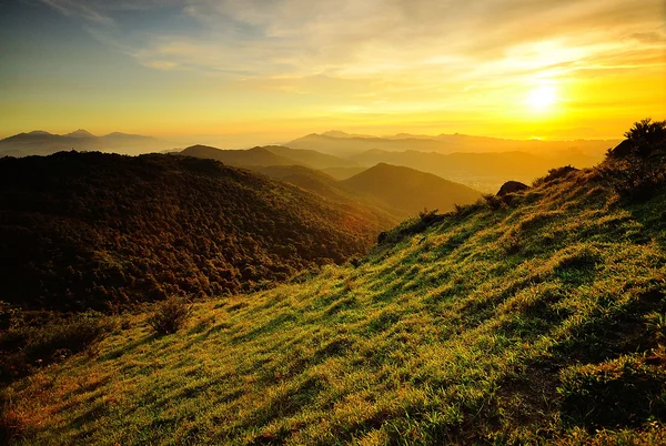 Maravilloso atardecer sobre las montañas Imagen De Stock