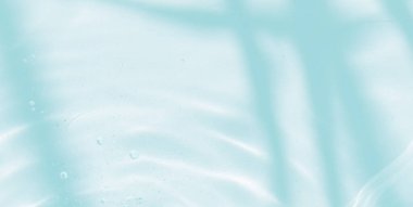 Püskürtme, kabarcıklar ve bitkinin gölgesi ile şeffaf, berrak, sakin su yüzeyine odaklanmış. Kopyalama alanı olan moda soyut doğa arkaplanı.