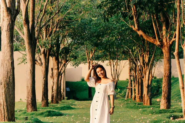 Piękna Azjatka Białej Sukience Spaceruje Ścieżką Otoczona Drzewami — Zdjęcie stockowe