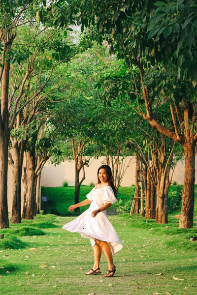 Uma Bela Mulher Asiática Vestido Branco Caminha Longo Caminho Cercado — Fotografia de Stock
