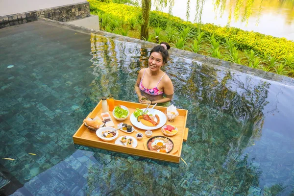 Mulher Asiática Bonita Tomando Café Manhã Flutuante Piscina Natação Conceito — Fotografia de Stock