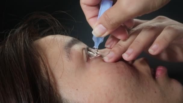 アジアの女性は目に人工涙を垂らす ヘルスケアの概念です 視力の問題 — ストック動画