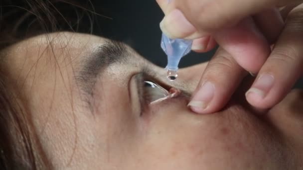 アジアの女性は目に人工涙を垂らす ヘルスケアの概念です 視力の問題 — ストック動画