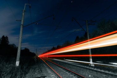 Gece hareket eden tren.