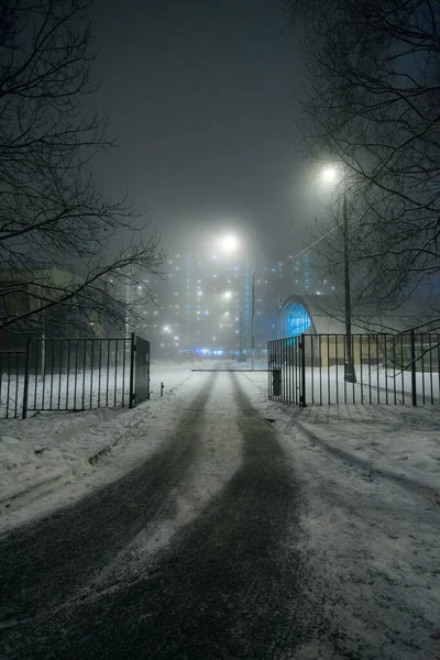 霧の多い冬の街の道のバリア — ストック写真