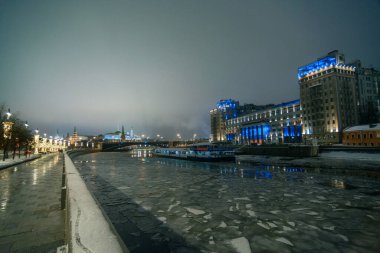 Moskova 'da gece vakti, kışın setin üzerinde nehir.