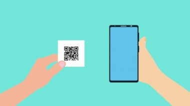 Akıllı telefon 4K animasyonu ile QR kodu taranıyor. QR kodu 4K görüntülü dijital bilgi ve ödeme yöntemi. Bir el cep telefonunu tutuyor ve QR kod 4K animasyonunu tarıyor.