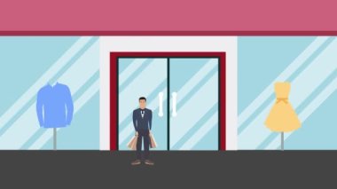 Müşteri 4K animasyonundan elbise alıyor. Bir giyim mağazasının önündeki 4K görüntülerinin önünde alışveriş torbaları olan mutlu bir müşteri. Çift kumaş dükkanında birlikte alışveriş yapıyor..