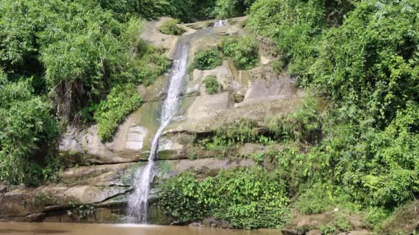 Водопад Хилли Просмотра Видео Естественном Фоне Вода Падает Каменистого Холма — стоковое видео