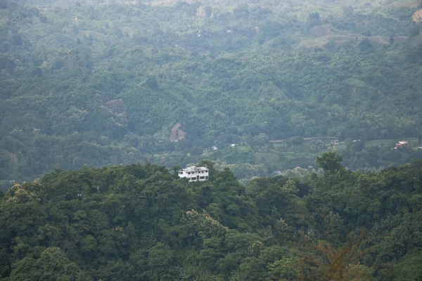 Одинокий Дом Большом Холме Фотография Дрона Горный Пейзаж Зелеными Деревьями — стоковое фото