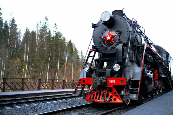 República de Karelia Rusia - Locomotora de vapor soviética de la serie L con el tren turístico Ruskealsky Express en la plataforma de la estación de tren de cañón de mármol. — Foto de Stock