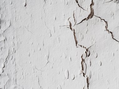 Işık duvarında bir sürü çatlak var. Dokulu arka plan. Yatay yönelim.